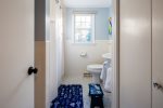 Upper level full bathroom with shower/tub combo